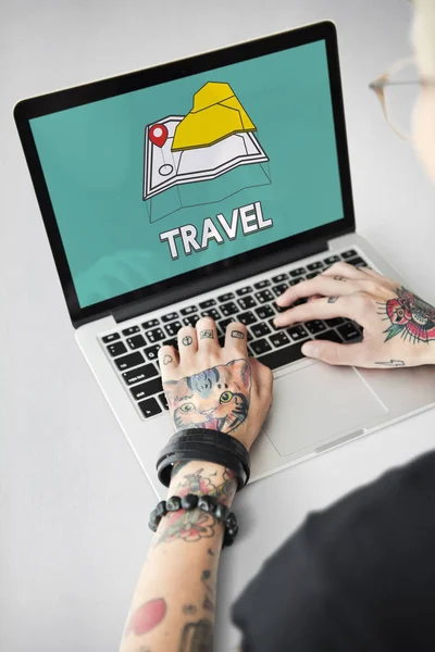 Tatuerade person att skriva på laptop. — Stockfoto