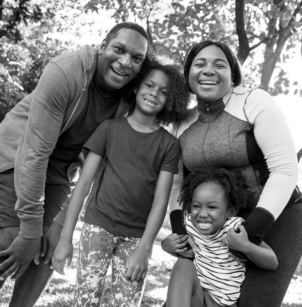 Passer du temps en famille dans le parc — Photo