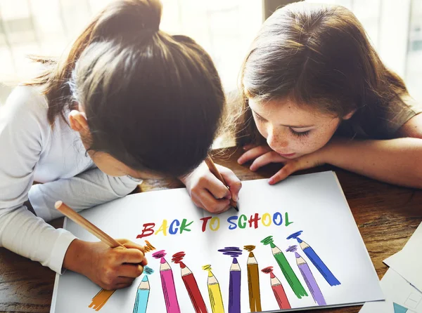 Twee kleine meisjes tekenen — Stockfoto