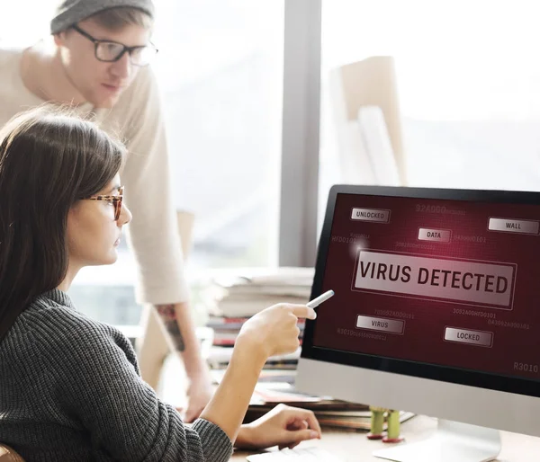 Persone che guardano sullo schermo del computer — Foto Stock