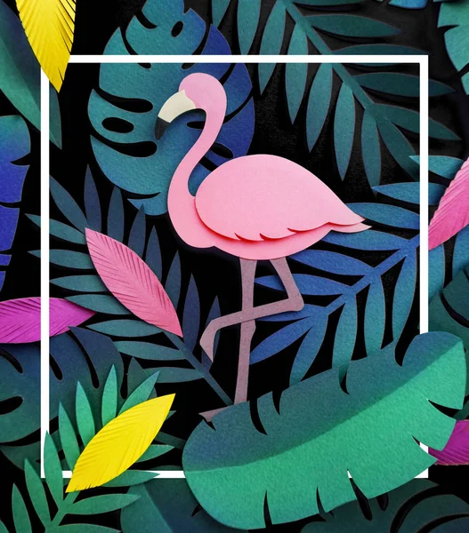 Бумага фламинго и растения — стоковое фото