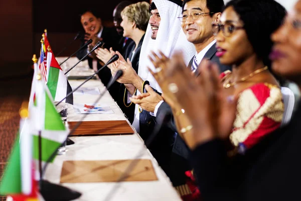 Mensen handen klappen op zakelijke bijeenkomst — Stockfoto