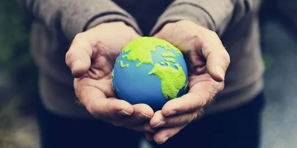 Pessoa segurando globo nas mãos . — Fotografia de Stock