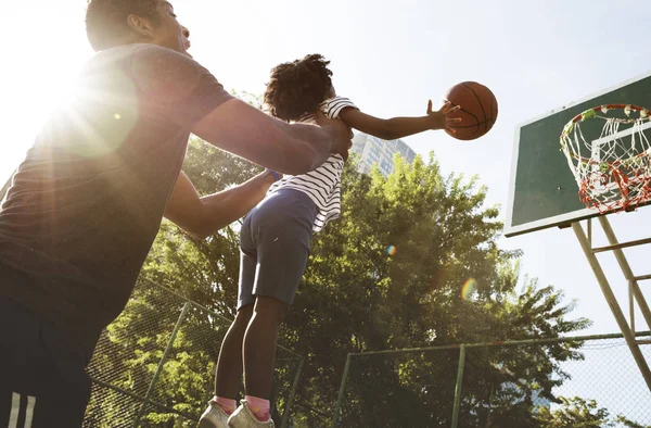 Padre jugando baloncesto con hija — Foto de Stock