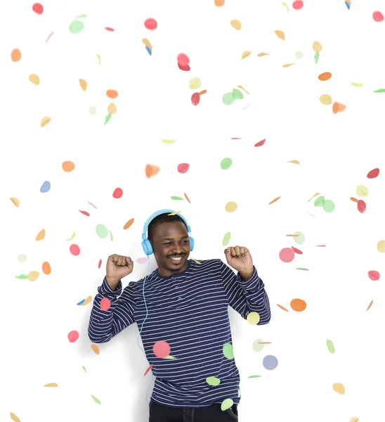 Hombre africano con auriculares — Foto de Stock