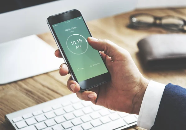 Hombre de negocios usando smartphone —  Fotos de Stock