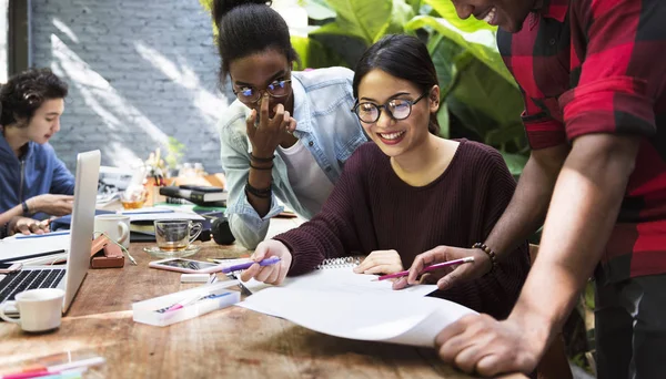 Estudiantes multiétnicos lluvia de ideas — Foto de Stock