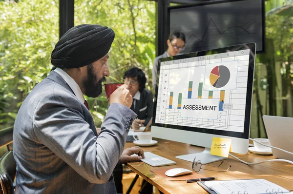 Empresário que trabalha no computador — Fotografia de Stock