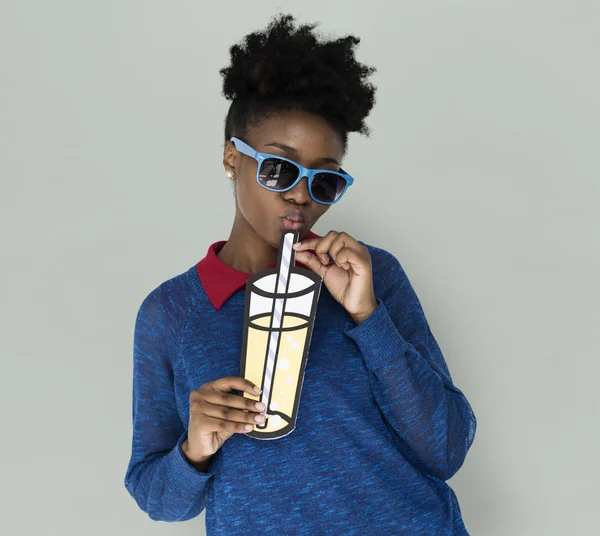 Woman Holding paper Beverage — Stock Photo, Image