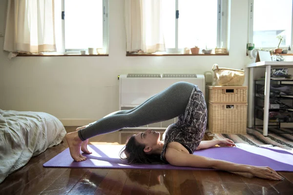 Femme faisant des exercices de yoga à la maison — Photo