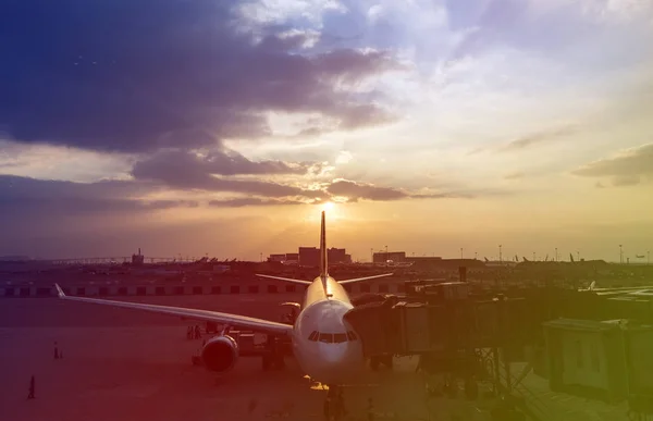 Aeroporto com avião ao pôr-do-sol — Fotografia de Stock