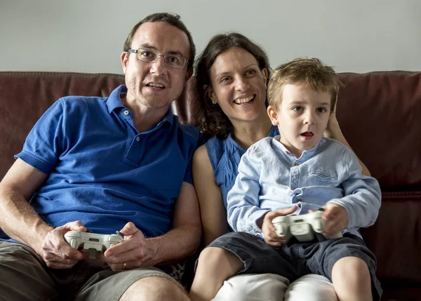 Familie speelspel met controllers — Stockfoto