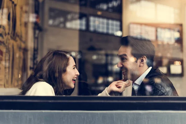 Pareja teniendo cita en la cafetería —  Fotos de Stock