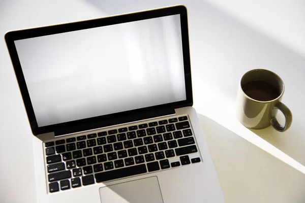 Laptop aberto na mesa do local de trabalho — Fotografia de Stock