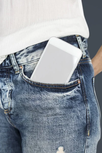 Cyfrowy smartfona w kieszeni jeansów — Zdjęcie stockowe
