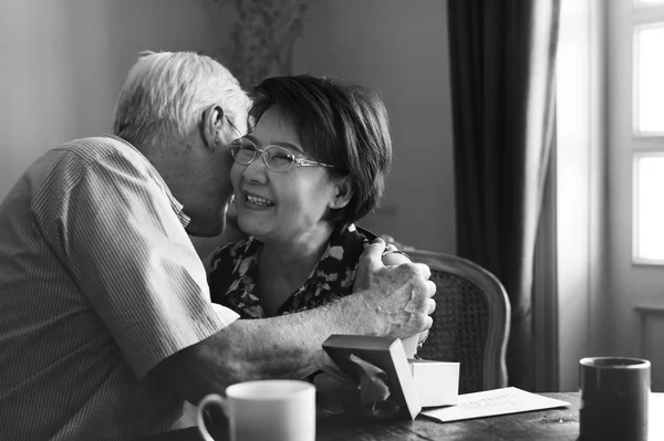 Senior koppel knuffelen — Stockfoto