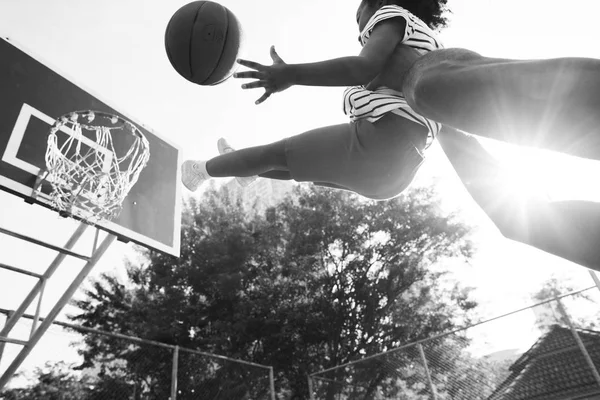 Vader spelen basketbal met dochter — Stockfoto