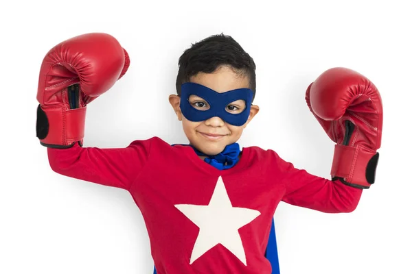Chlapec na sobě kostým superhrdina — Stock fotografie