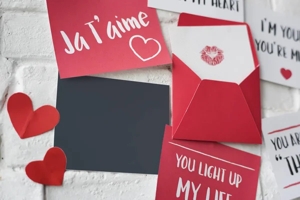Cartas de amor na parede — Fotografia de Stock