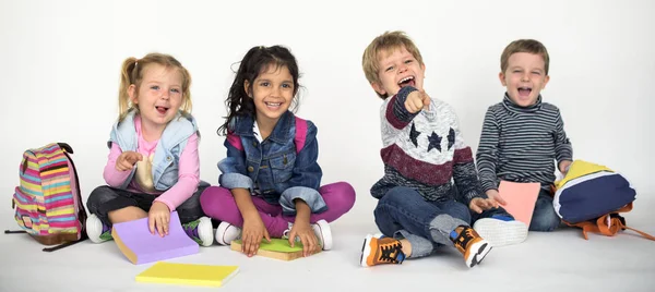 Förskolebarn med böcker och ryggsäckar — Stockfoto