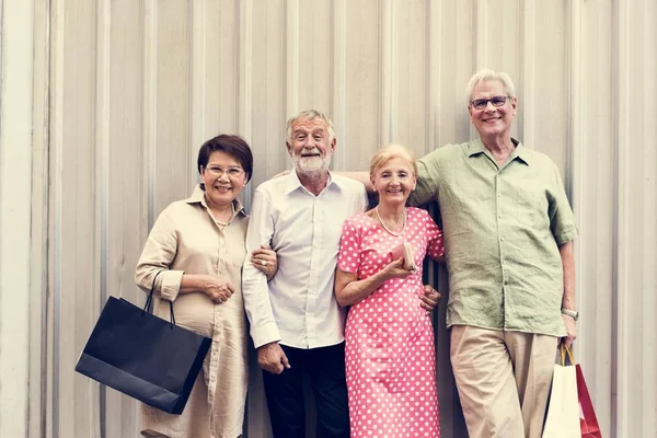 Personas mayores de pie juntas — Foto de Stock