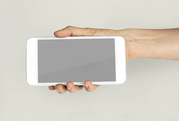 Рука тримає цифровий смартфон — стокове фото