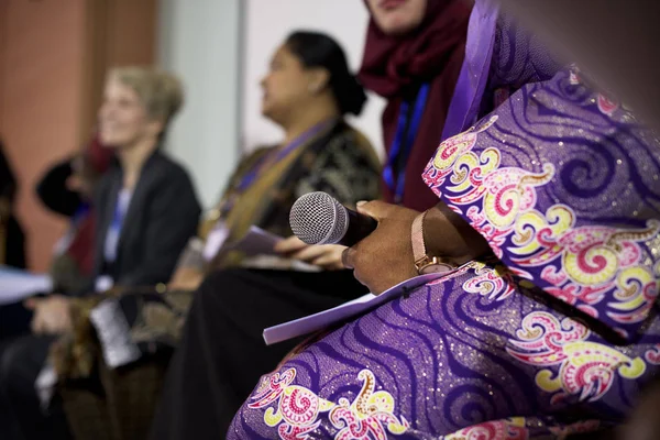 Pembicara perempuan pada konferensi bisnis internasional — Stok Foto