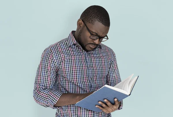 Чорний етнічний чоловік читає книгу — стокове фото