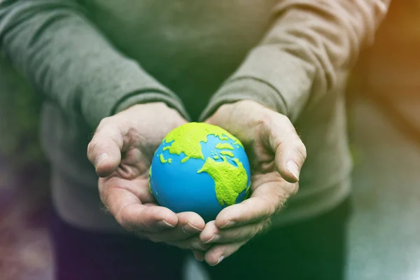Person hält Globus in Händen. — Stockfoto