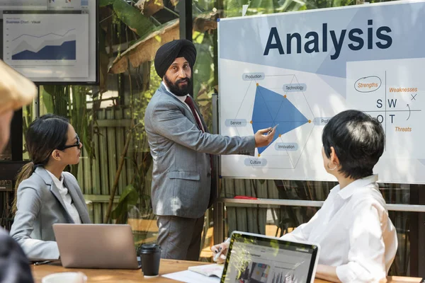 Mensen uit het bedrijfsleven hebben ontmoeting met discussie — Stockfoto