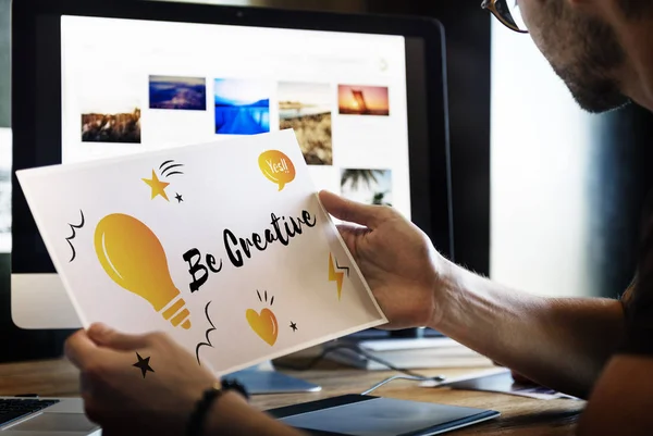 Mann hält Papier blank — Stockfoto