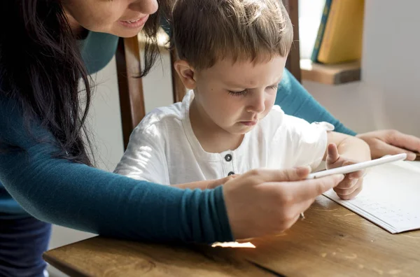 Mom and Son using tablet — Stock Photo, Image