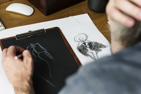 Persona manos dibujo en mesa — Foto de Stock