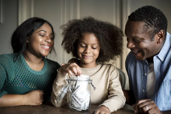 微笑着家庭和金钱储蓄 — 图库照片