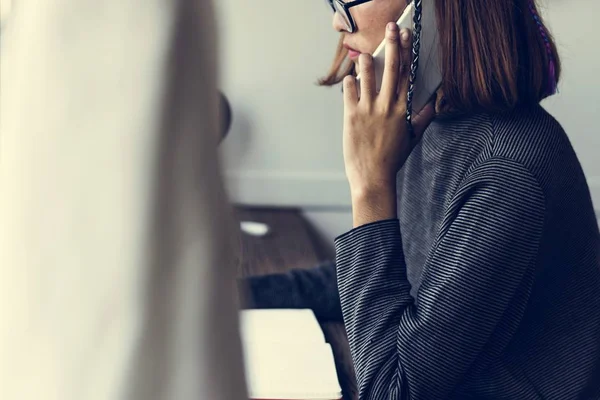 Kvinnan pratar på smarttelefon — Stockfoto