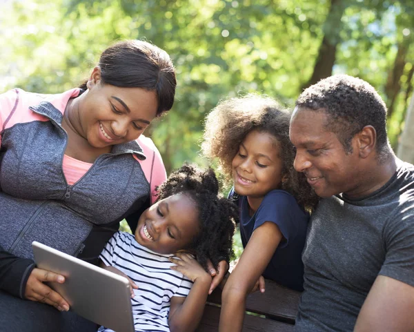 Famille utilisant la tablette — Photo