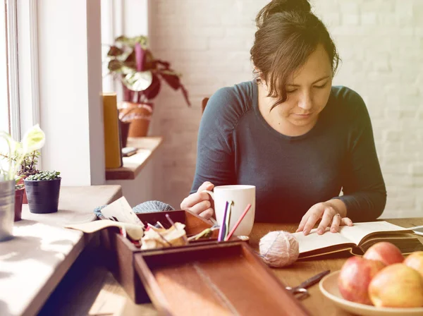 Mujer leyendo y comiendo —  Fotos de Stock