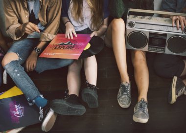 Çok ırklı katta oturma grubu