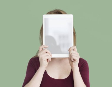Dijital tablet tutan kadın