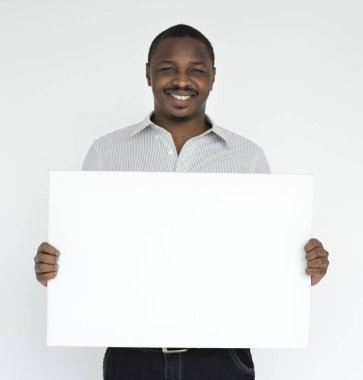 Afrika delikanlı afiş tutarak