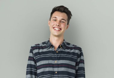 Beyaz adam gülümsüyor 