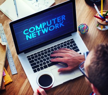 Bilgisayar kullanan bir iş adamı 