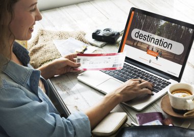 uçak bileti tutan kadın