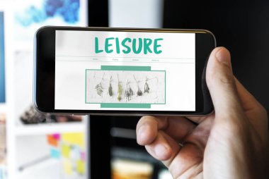 Akıllı telefon kullanan adam