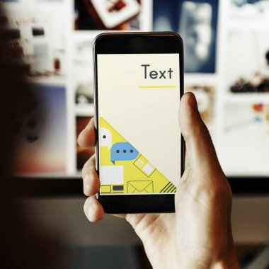 Akıllı telefon kullanan adam