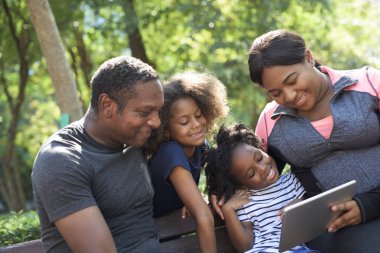 Dijital tablet kullanan aile