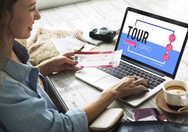 uçak bileti tutan kadın