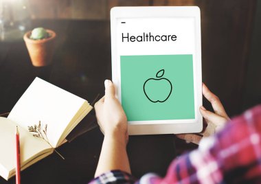 Dijital tablet tutan kadın