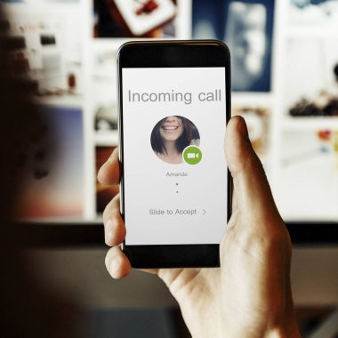 kişi holding cep telefonu