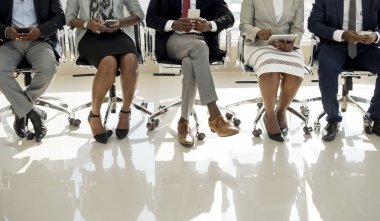 İş adamları dijital cihazlar kullanın